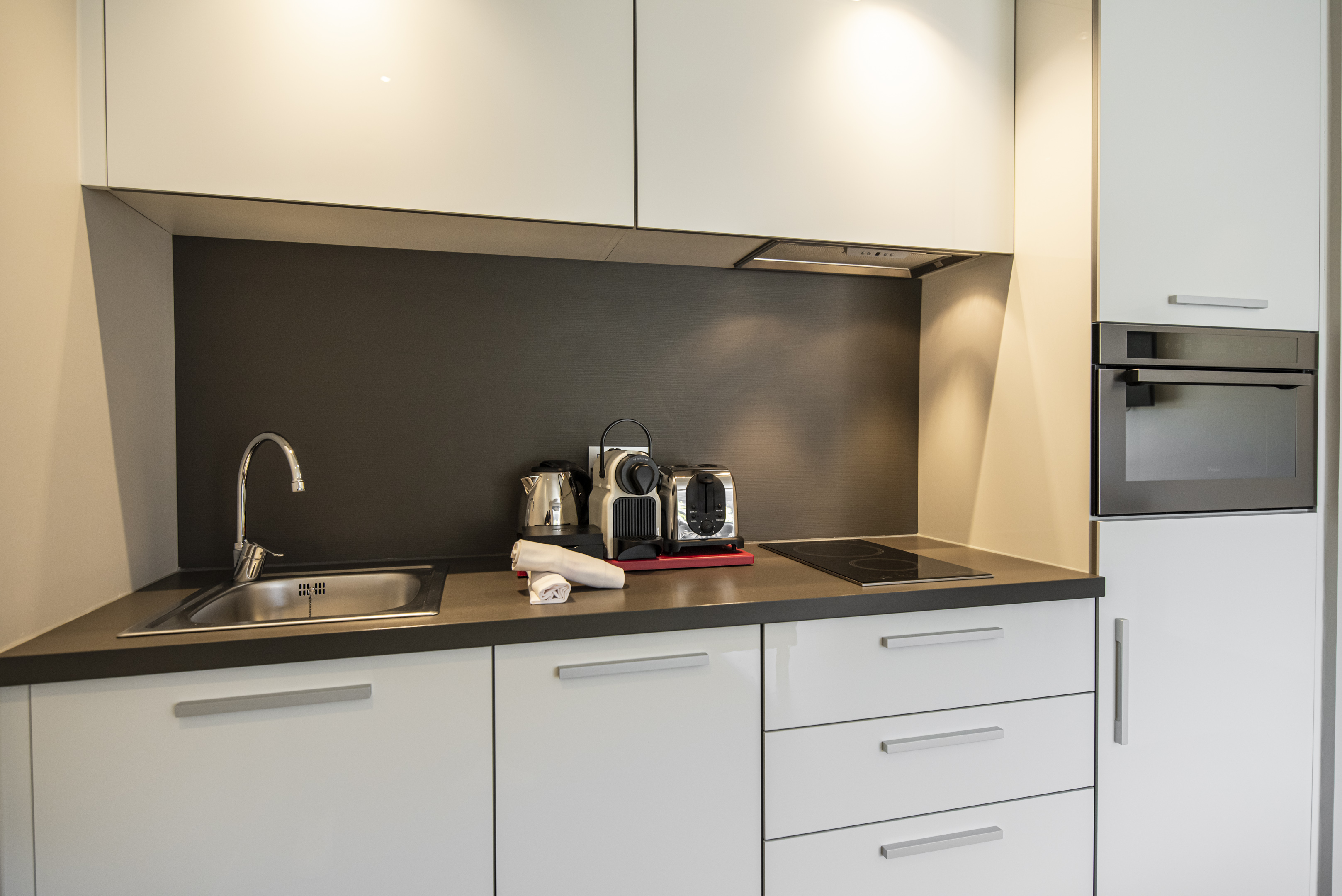 Logements modernes et chaleureux de la résidence de luxe Costa Nera Beach House à Porto-Vecchio, conçus pour offrir confort, élégance et bien-être dans un environnement naturel préservé.