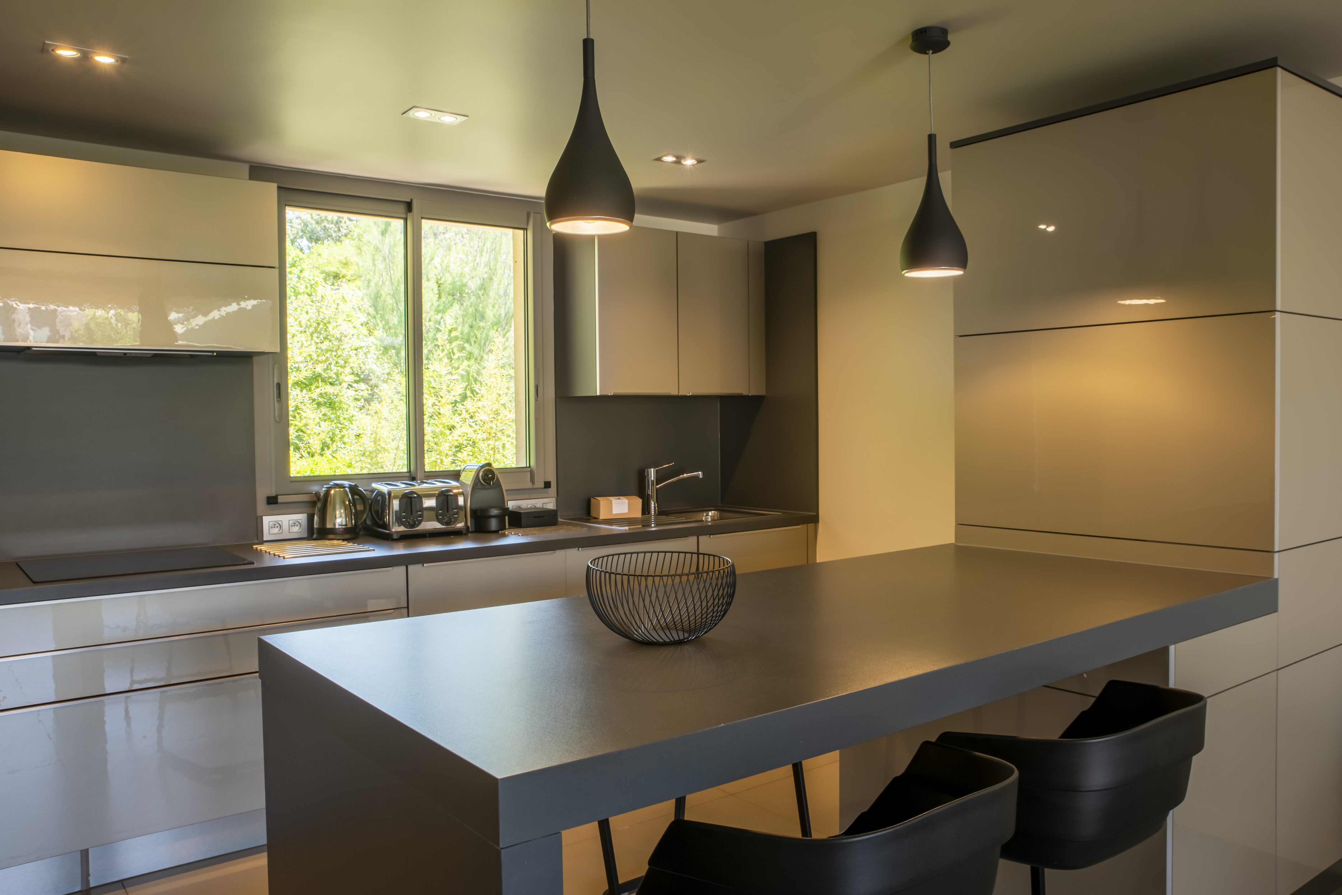 Logements modernes et chaleureux de la résidence de luxe Costa Nera Beach House à Porto-Vecchio, conçus pour offrir confort, élégance et bien-être dans un environnement naturel préservé.