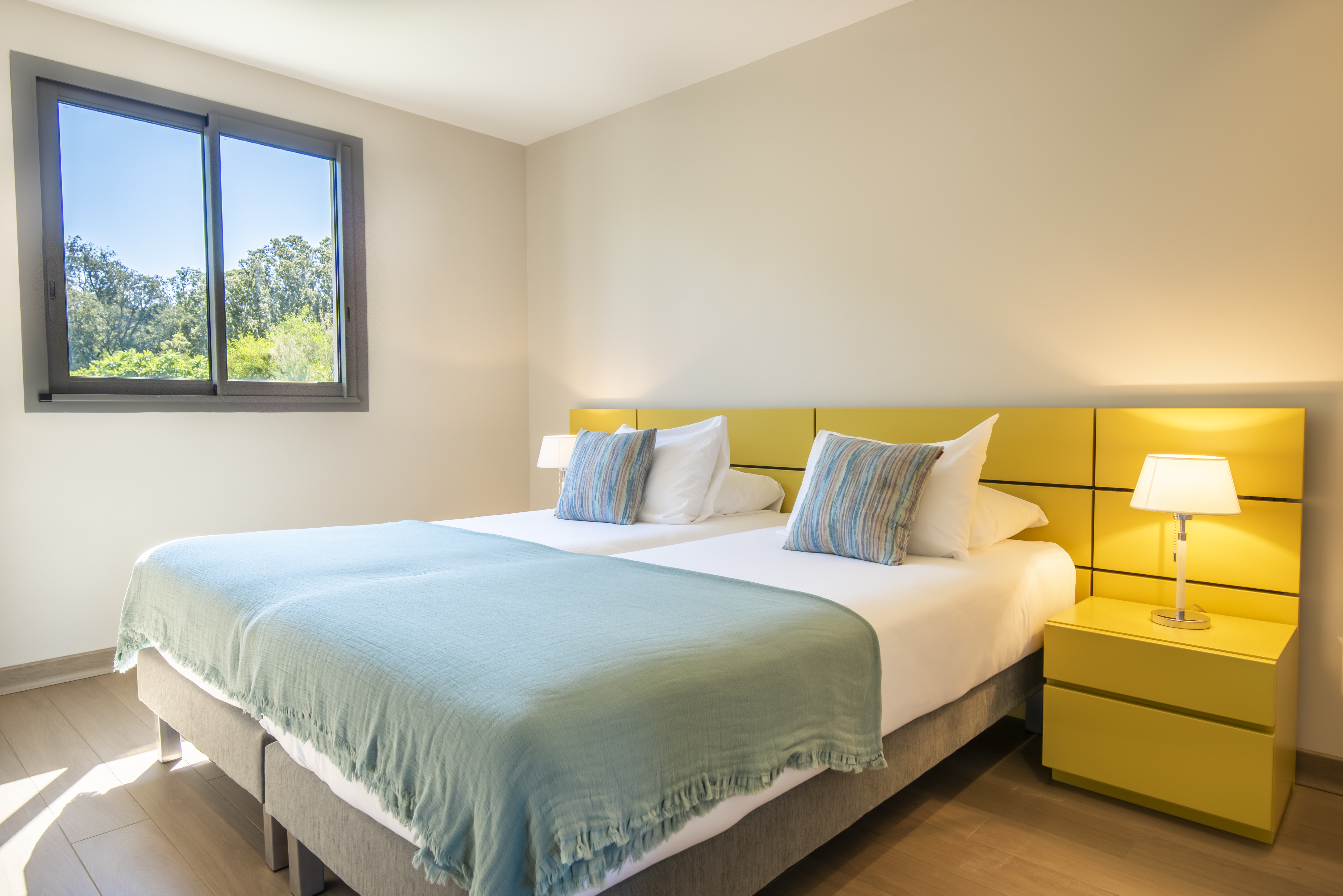 Logements modernes et chaleureux de la résidence de luxe Costa Nera Beach House à Porto-Vecchio, conçus pour offrir confort, élégance et bien-être dans un environnement naturel préservé.