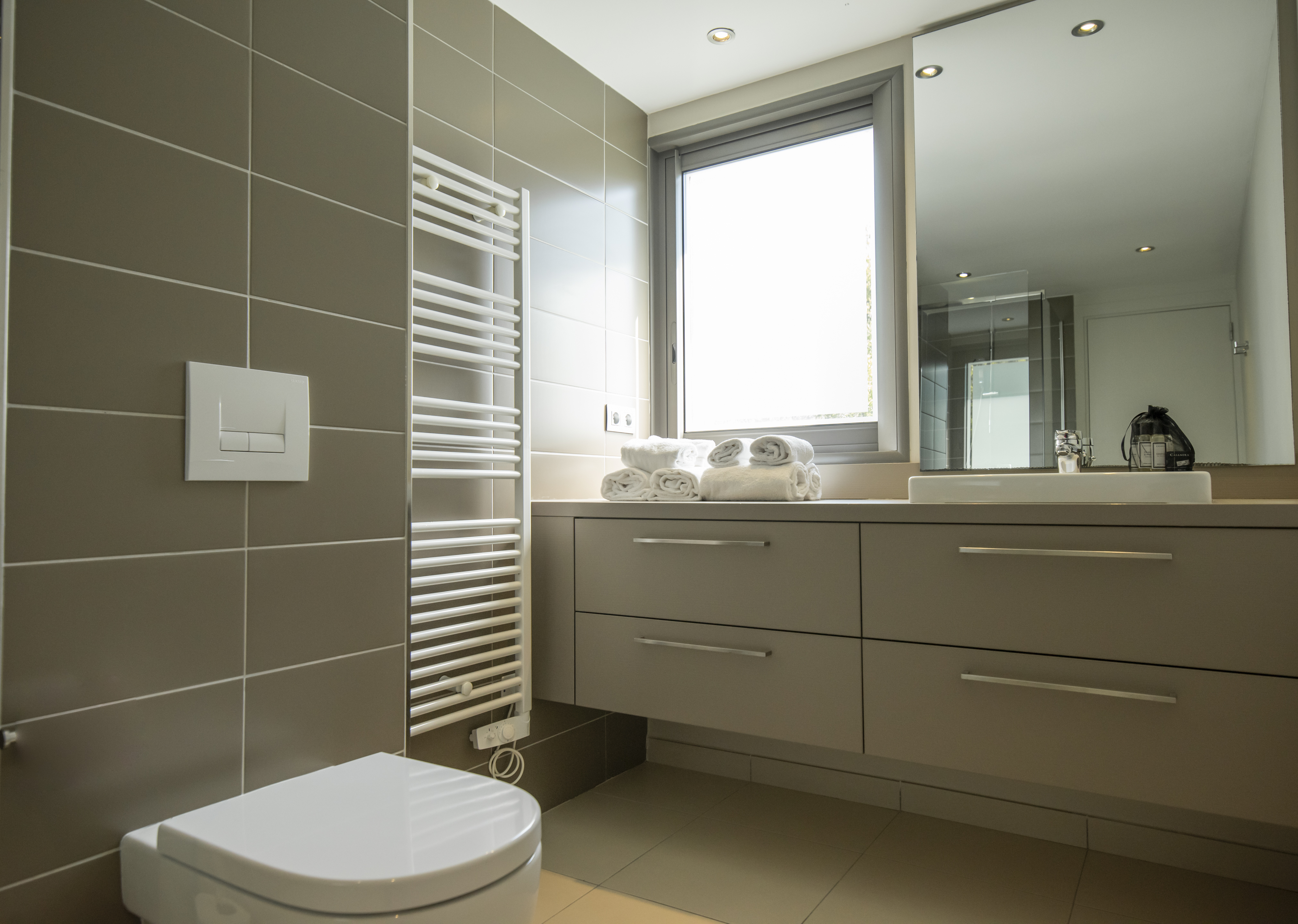 Logements modernes et chaleureux de la résidence de luxe Costa Nera Beach House à Porto-Vecchio, conçus pour offrir confort, élégance et bien-être dans un environnement naturel préservé.