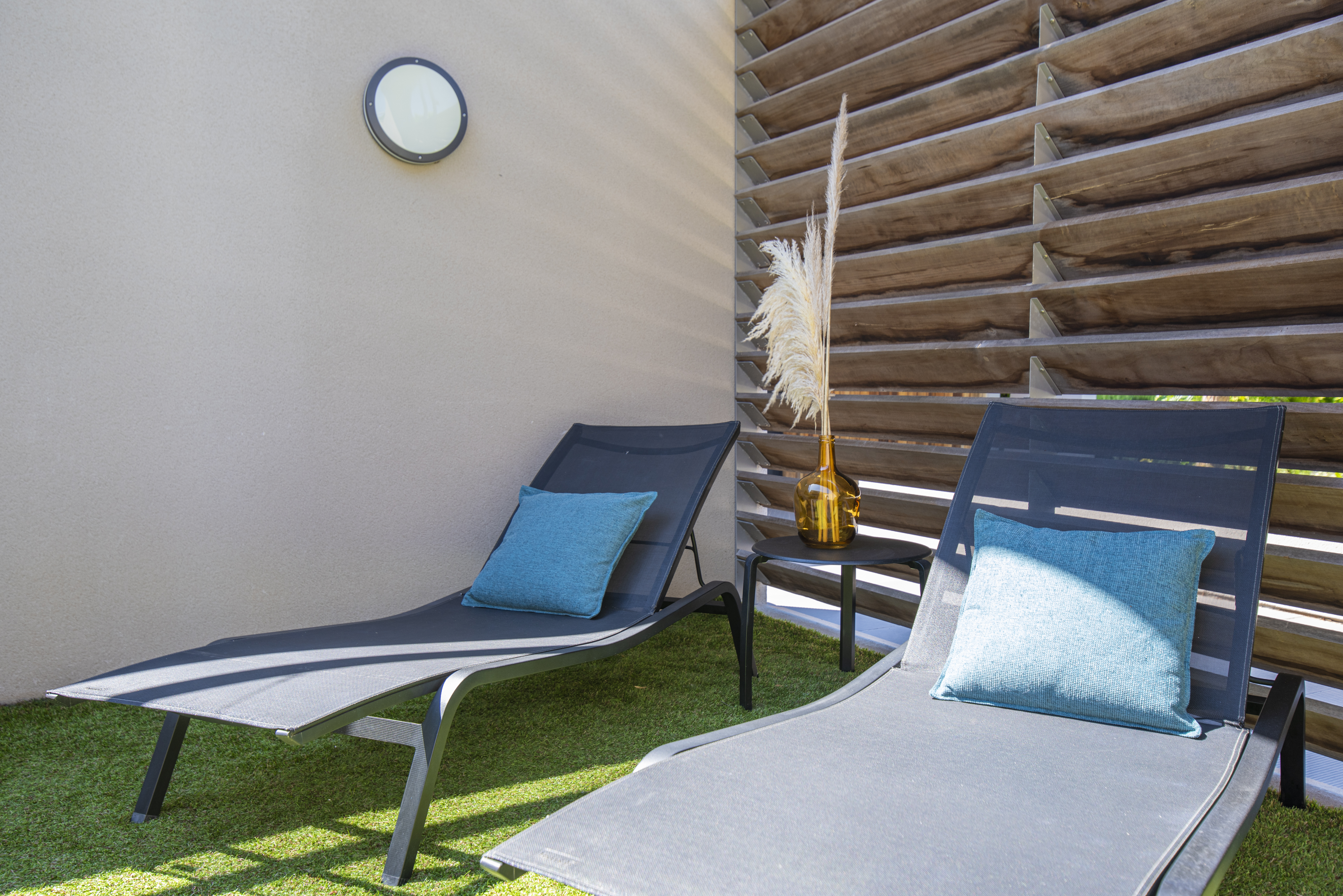 duplex residence costa nera beach house porto vecchio santa giulia corseLogements modernes et chaleureux de la résidence de luxe Costa Nera Beach House à Porto-Vecchio, conçus pour offrir confort, élégance et bien-être dans un environnement naturel préservé.