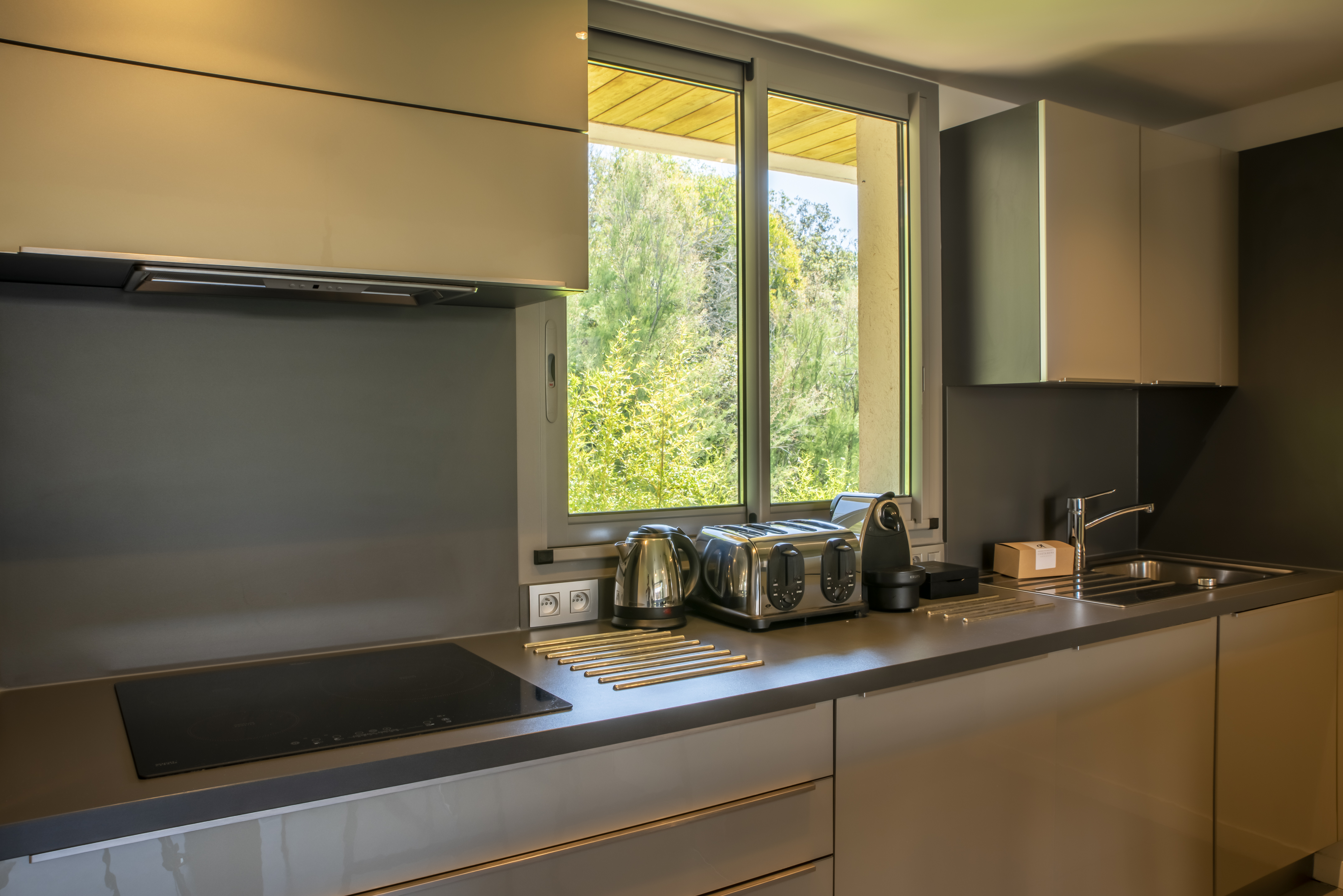 Logements modernes et chaleureux de la résidence de luxe Costa Nera Beach House à Porto-Vecchio, conçus pour offrir confort, élégance et bien-être dans un environnement naturel préservé.