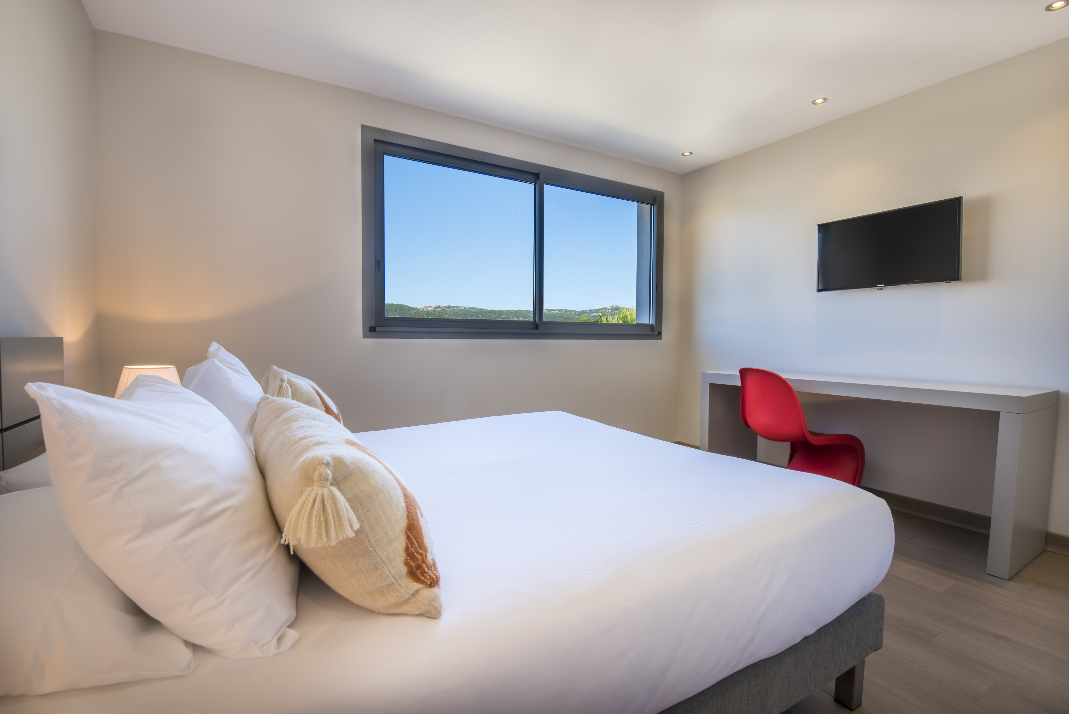 Logements modernes et chaleureux de la résidence de luxe Costa Nera Beach House à Porto-Vecchio, conçus pour offrir confort, élégance et bien-être dans un environnement naturel préservé.