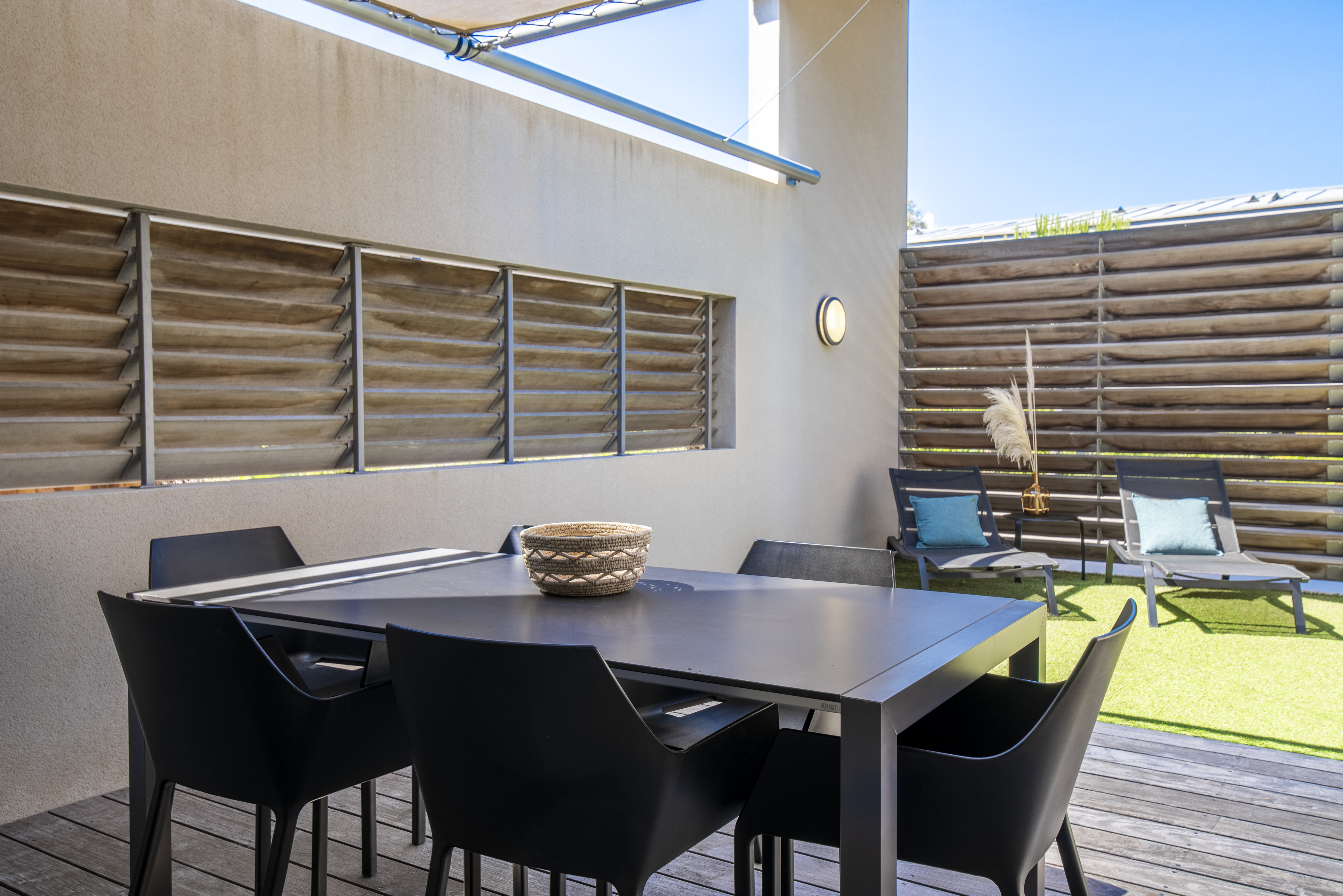 Logements modernes et chaleureux de la résidence de luxe Costa Nera Beach House à Porto-Vecchio, conçus pour offrir confort, élégance et bien-être dans un environnement naturel préservé.