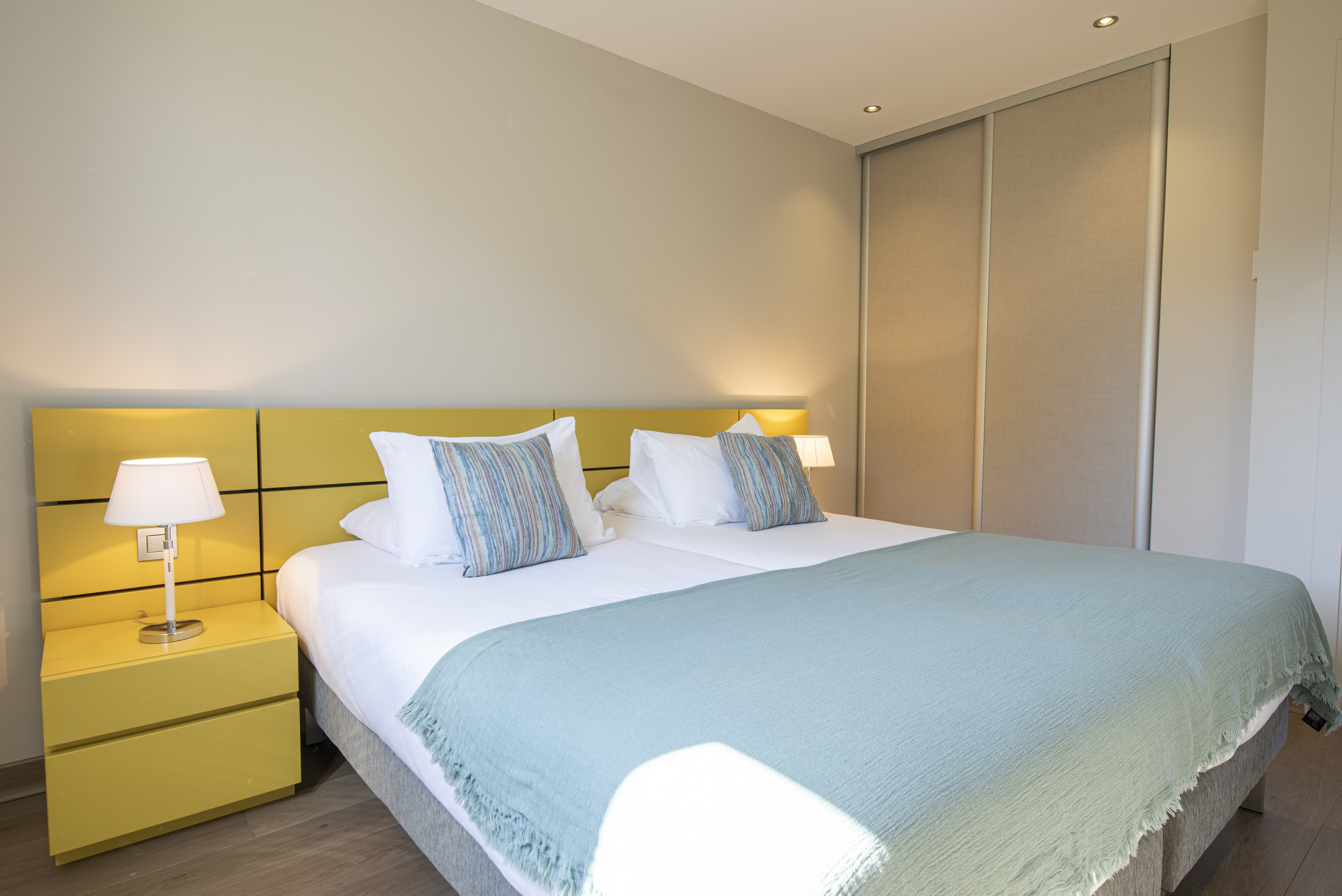 Logements modernes et chaleureux de la résidence de luxe Costa Nera Beach House à Porto-Vecchio, conçus pour offrir confort, élégance et bien-être dans un environnement naturel préservé.