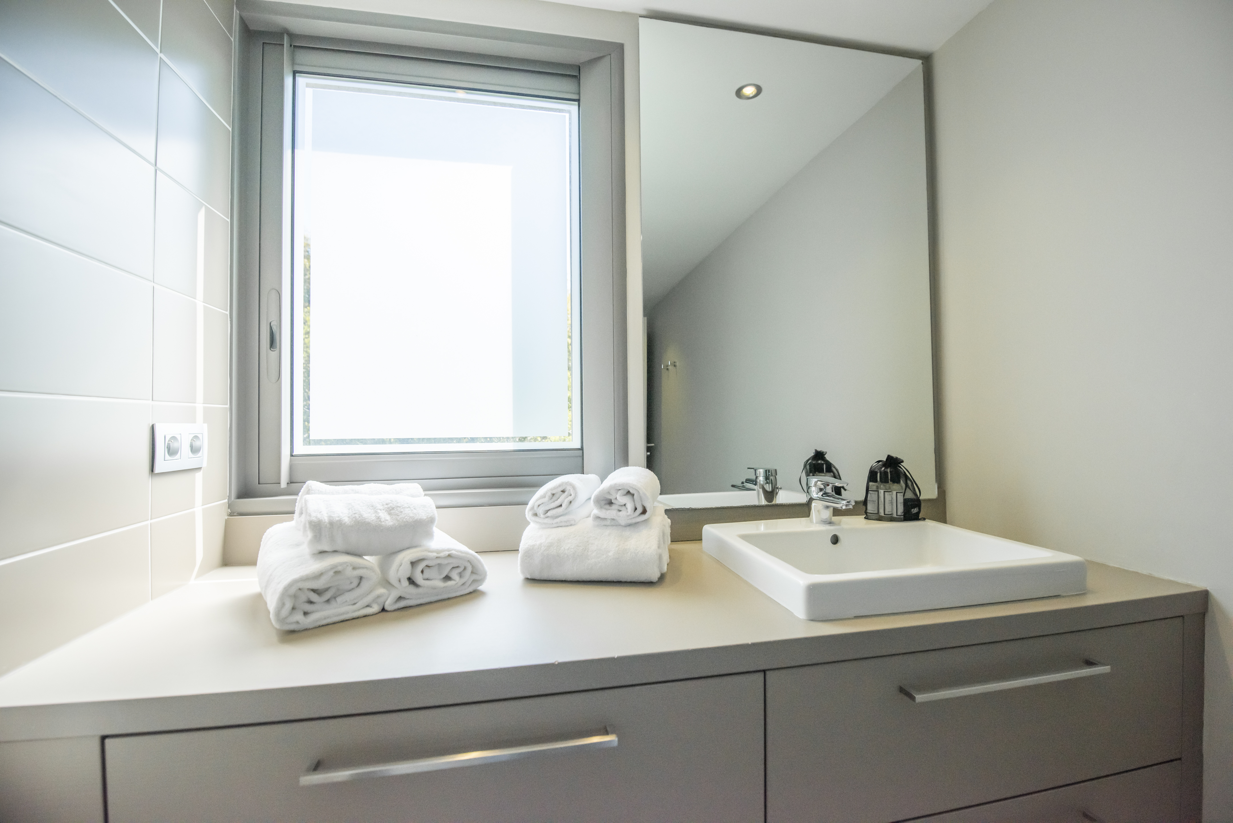 Logements modernes et chaleureux de la résidence de luxe Costa Nera Beach House à Porto-Vecchio, conçus pour offrir confort, élégance et bien-être dans un environnement naturel préservé.