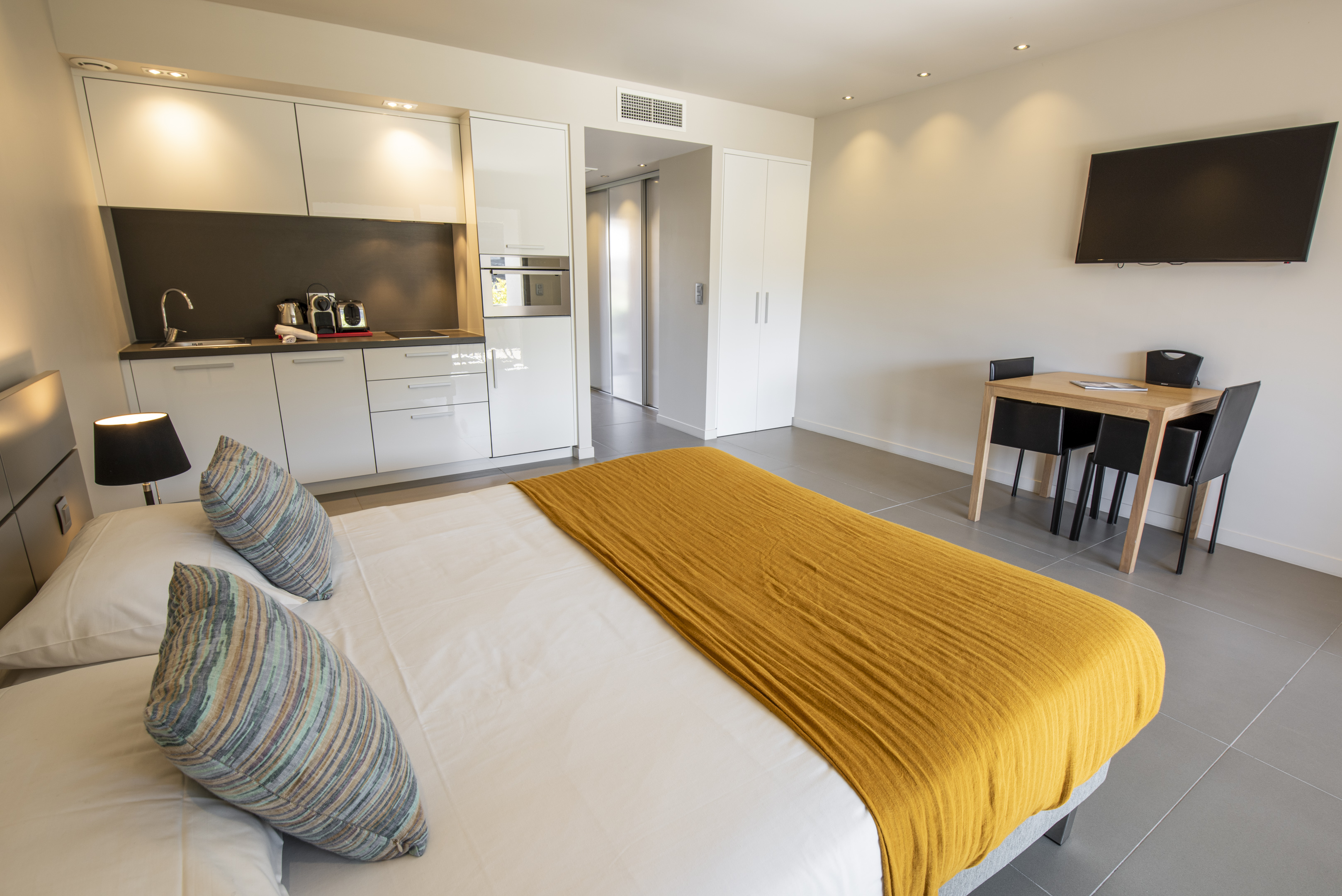 Logements modernes et chaleureux de la résidence de luxe Costa Nera Beach House à Porto-Vecchio, conçus pour offrir confort, élégance et bien-être dans un environnement naturel préservé.