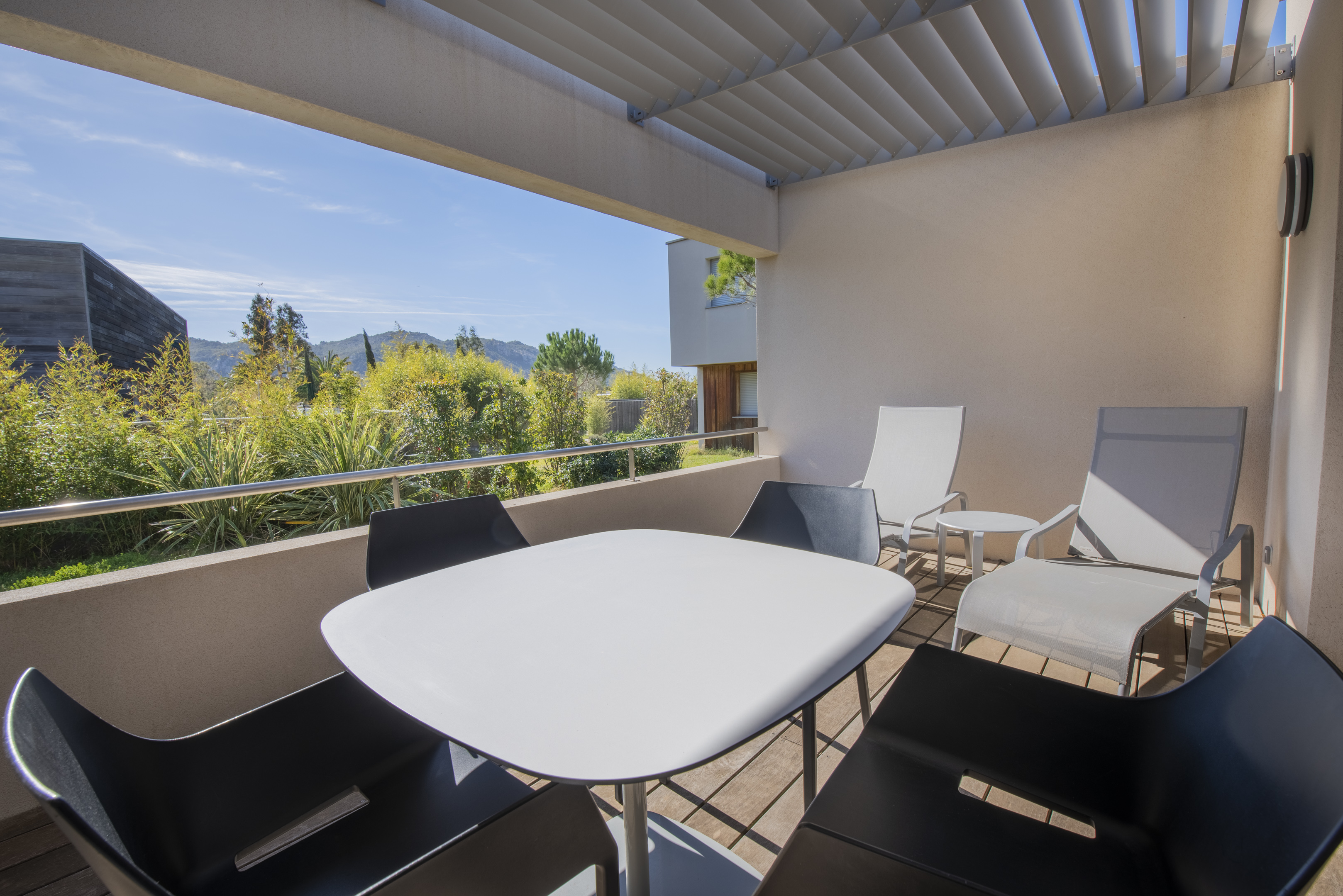 Logements modernes et chaleureux de la résidence de luxe Costa Nera Beach House à Porto-Vecchio, conçus pour offrir confort, élégance et bien-être dans un environnement naturel préservé.