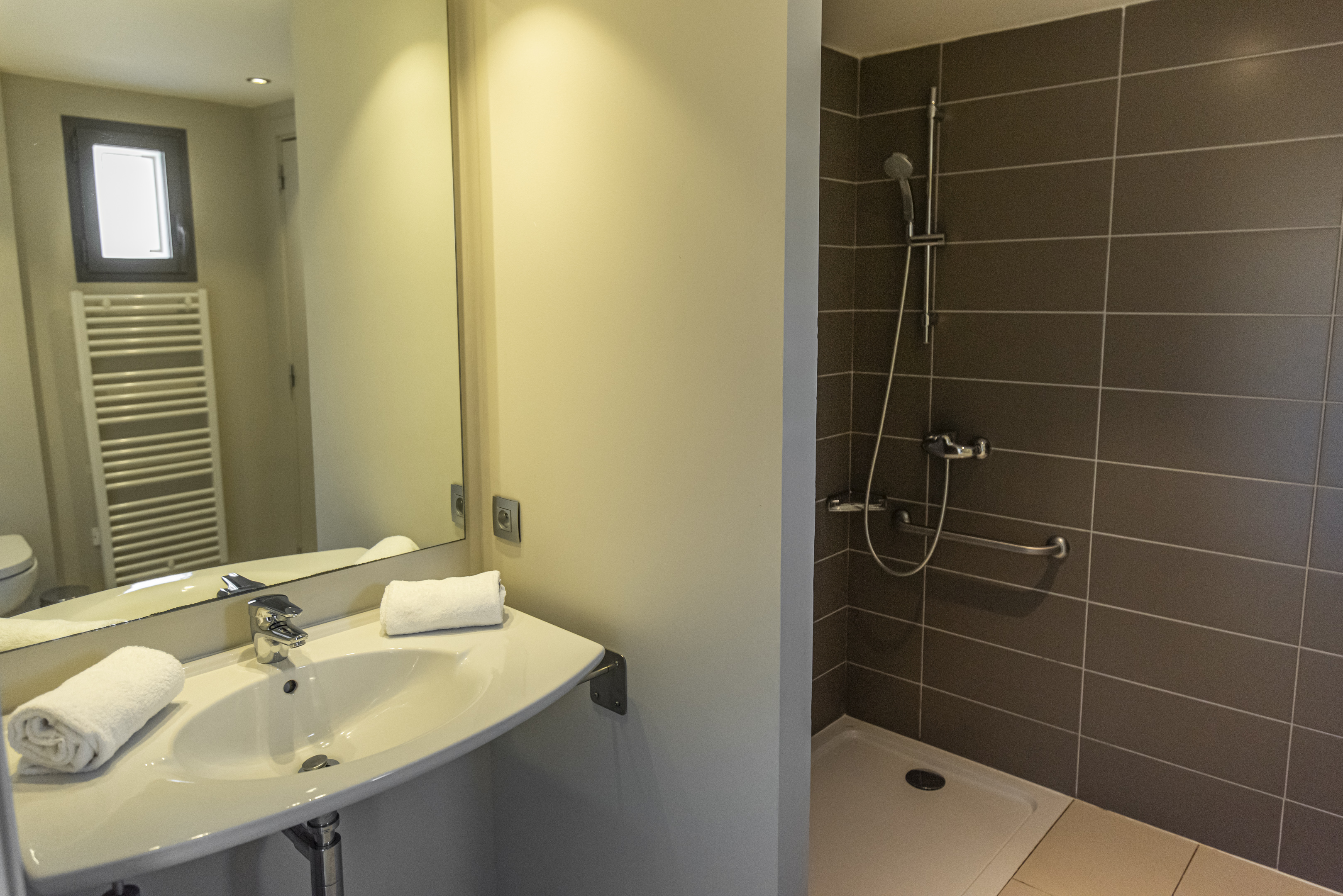 Logements modernes et chaleureux de la résidence de luxe Costa Nera Beach House à Porto-Vecchio, conçus pour offrir confort, élégance et bien-être dans un environnement naturel préservé.