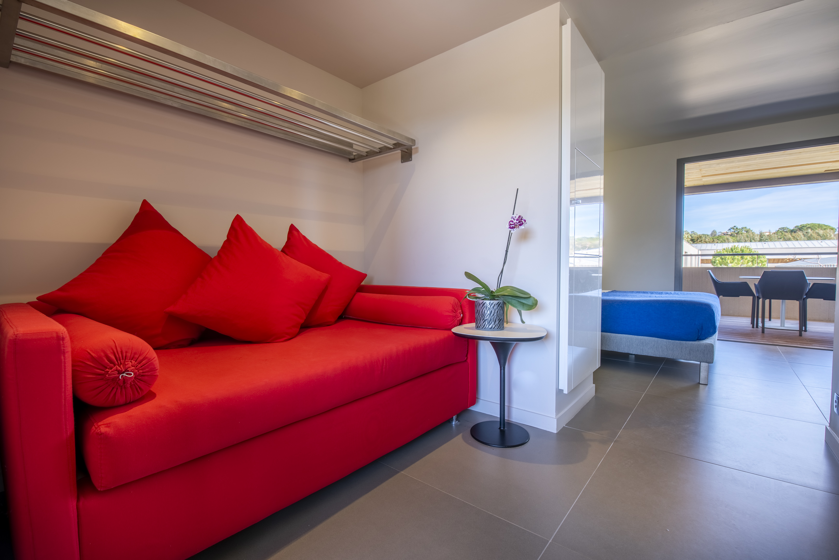 Logements modernes et chaleureux de la résidence de luxe Costa Nera Beach House à Porto-Vecchio, conçus pour offrir confort, élégance et bien-être dans un environnement naturel préservé.