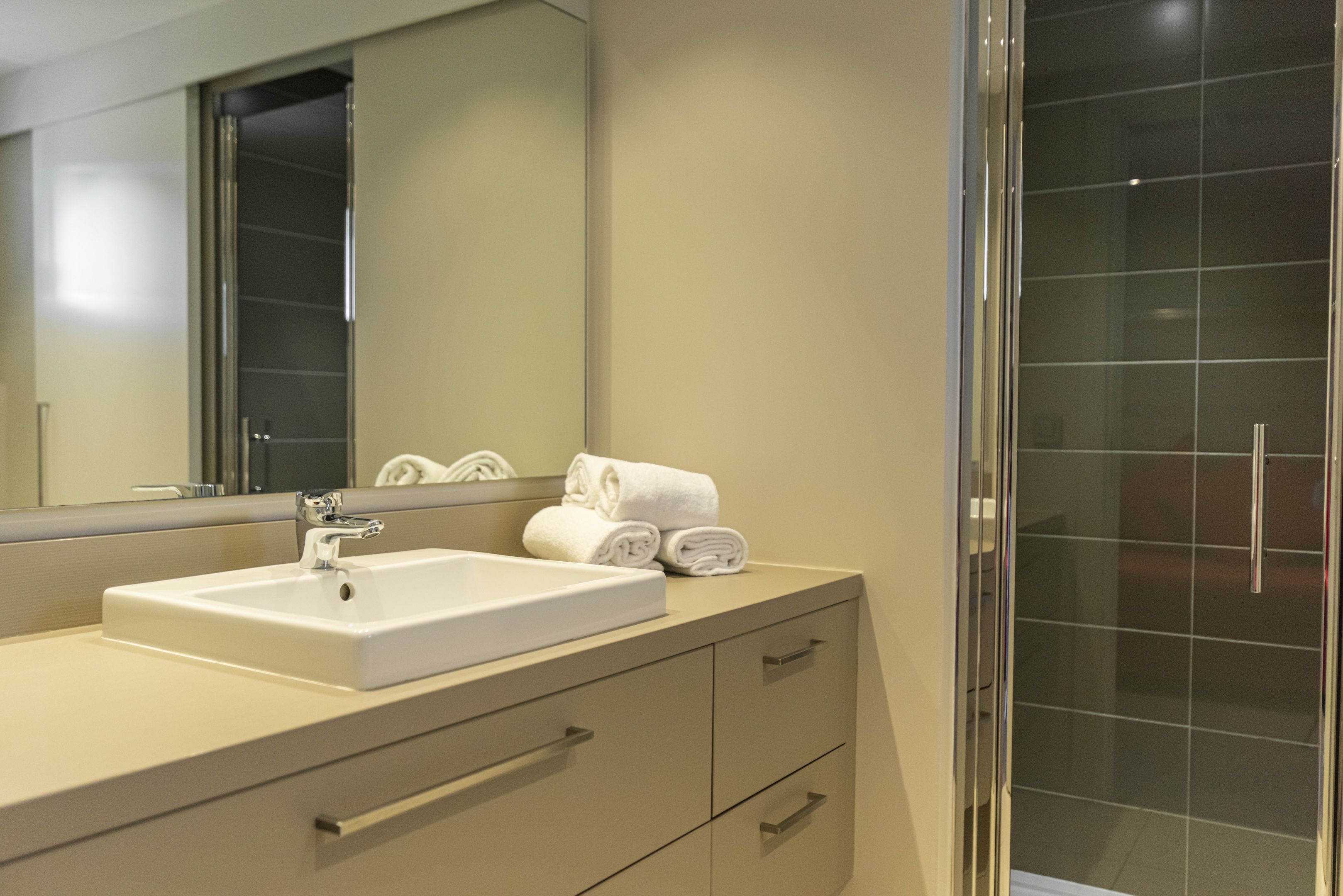 Logements modernes et chaleureux de la résidence de luxe Costa Nera Beach House à Porto-Vecchio, conçus pour offrir confort, élégance et bien-être dans un environnement naturel préservé.