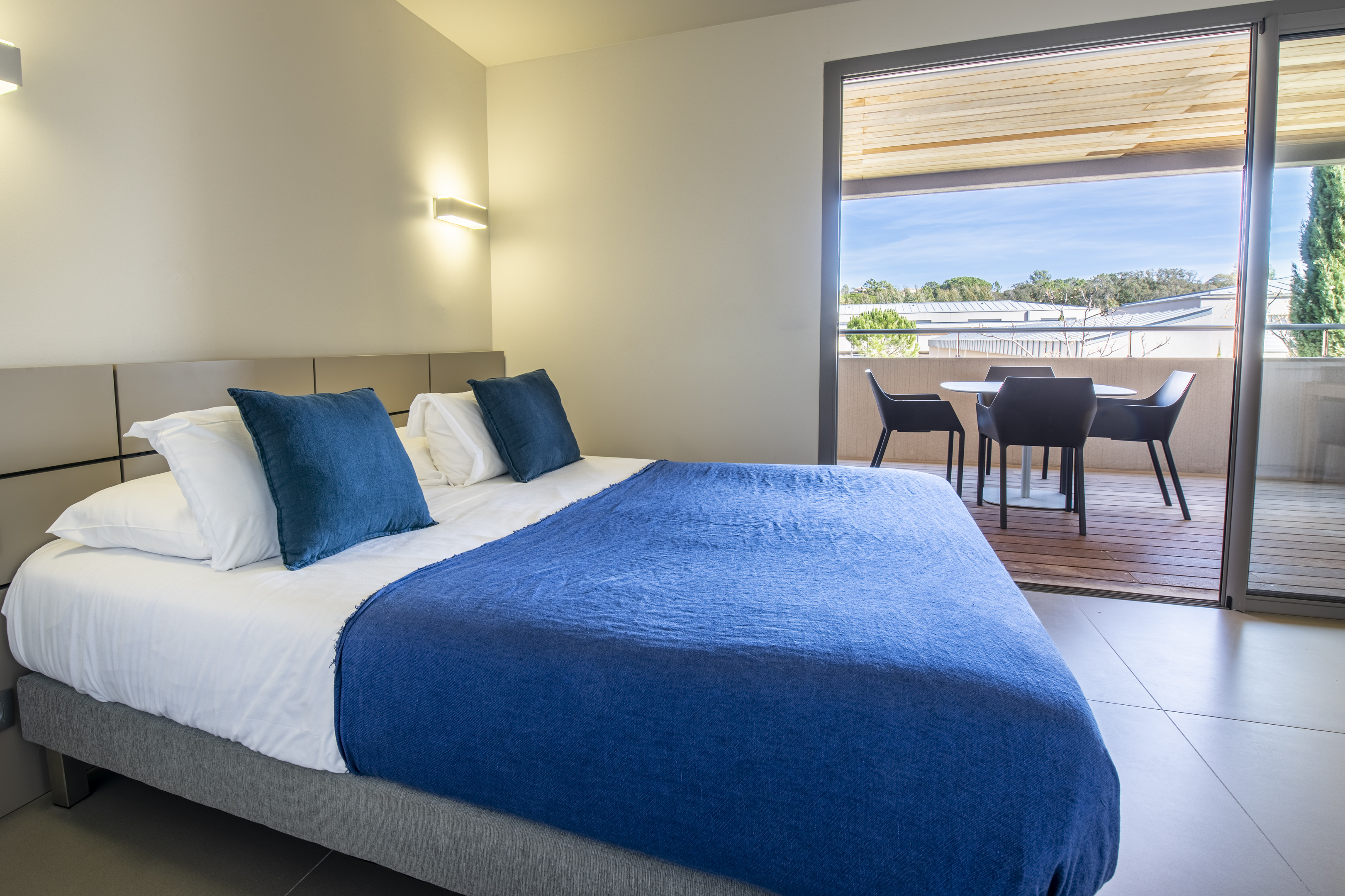 Logements modernes et chaleureux de la résidence de luxe Costa Nera Beach House à Porto-Vecchio, conçus pour offrir confort, élégance et bien-être dans un environnement naturel préservé.