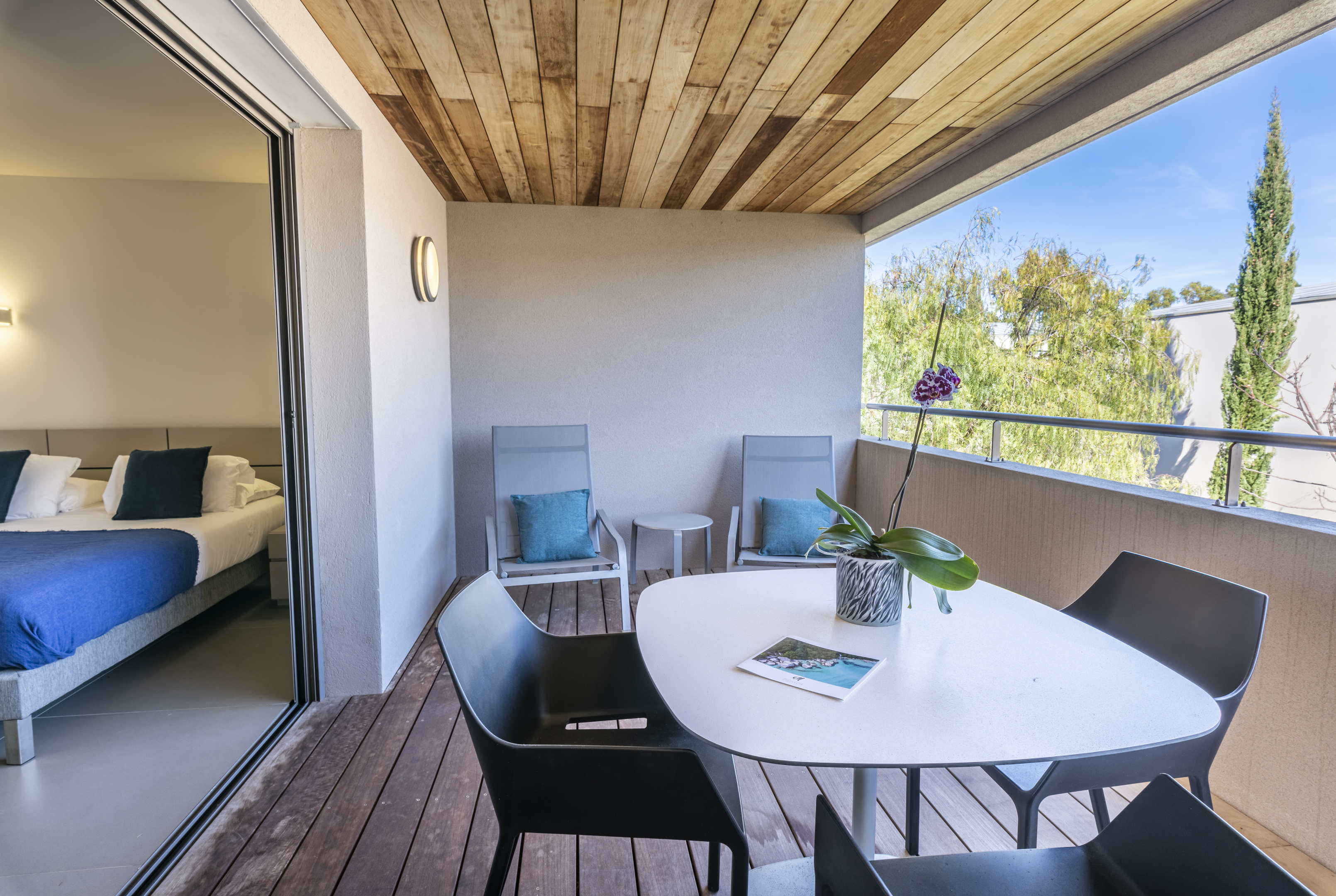 Logements modernes et chaleureux de la résidence de luxe Costa Nera Beach House à Porto-Vecchio, conçus pour offrir confort, élégance et bien-être dans un environnement naturel préservé.