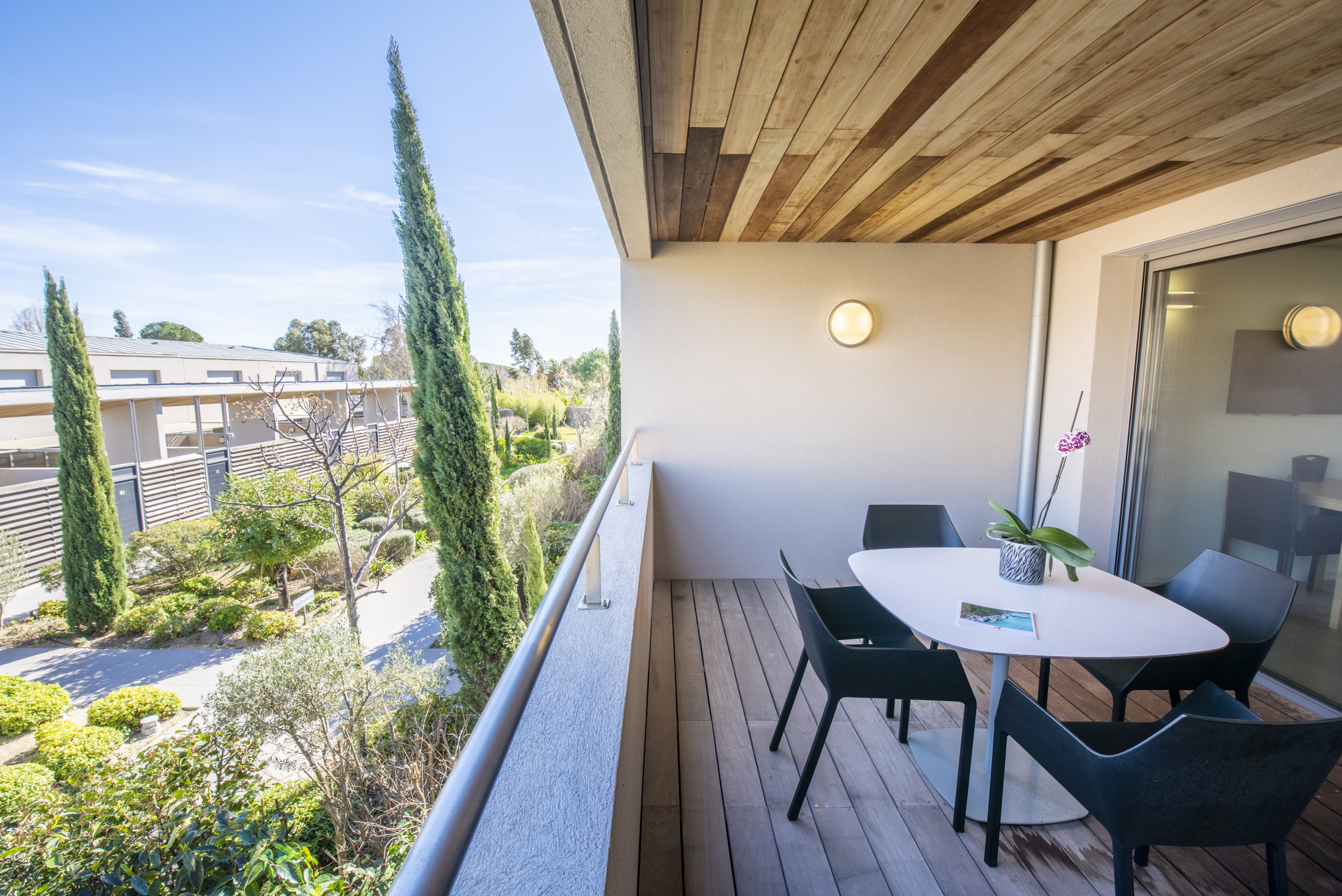 Logements modernes et chaleureux de la résidence de luxe Costa Nera Beach House à Porto-Vecchio, conçus pour offrir confort, élégance et bien-être dans un environnement naturel préservé.