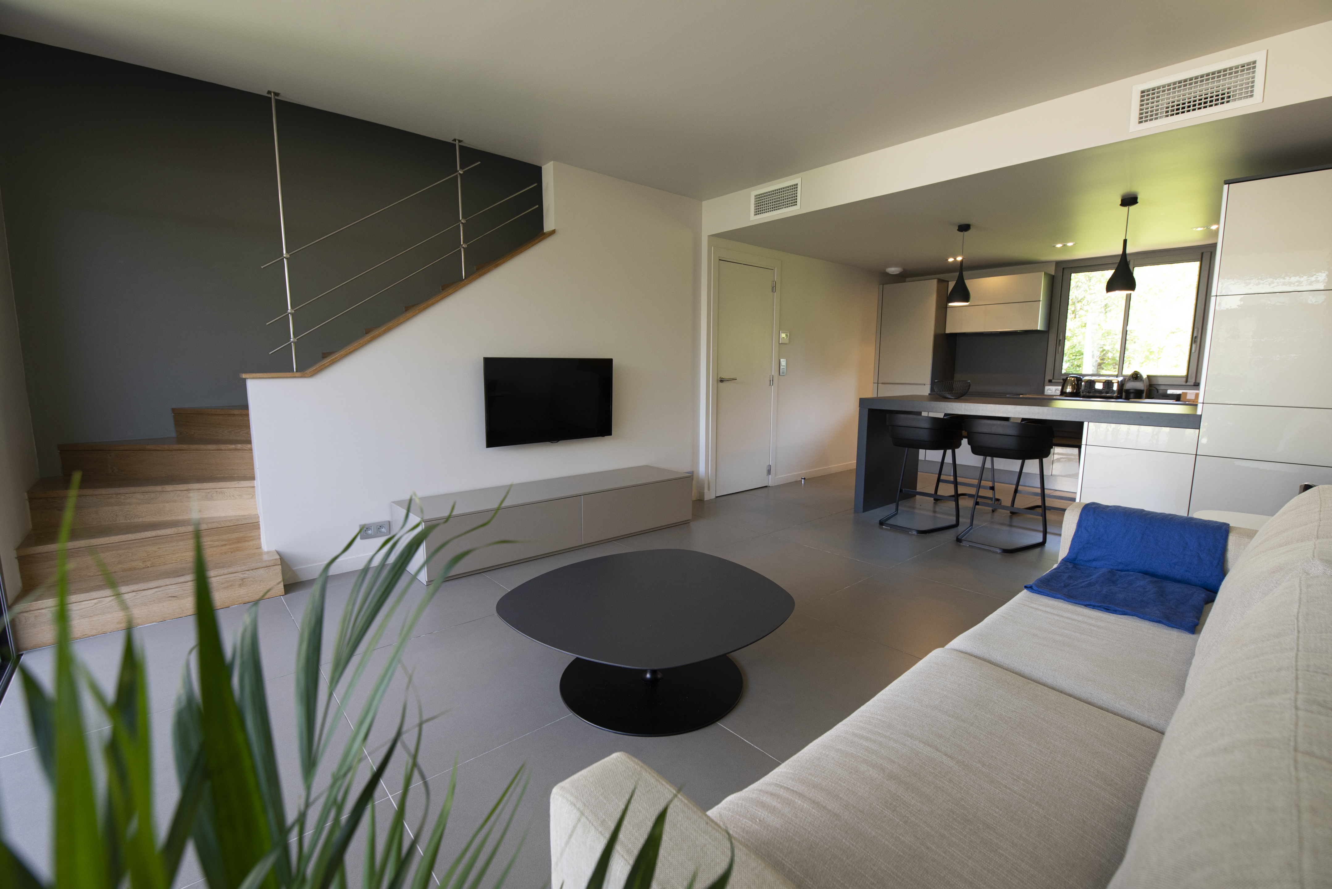 Logements modernes et chaleureux de la résidence de luxe Costa Nera Beach House à Porto-Vecchio, conçus pour offrir confort, élégance et bien-être dans un environnement naturel préservé.